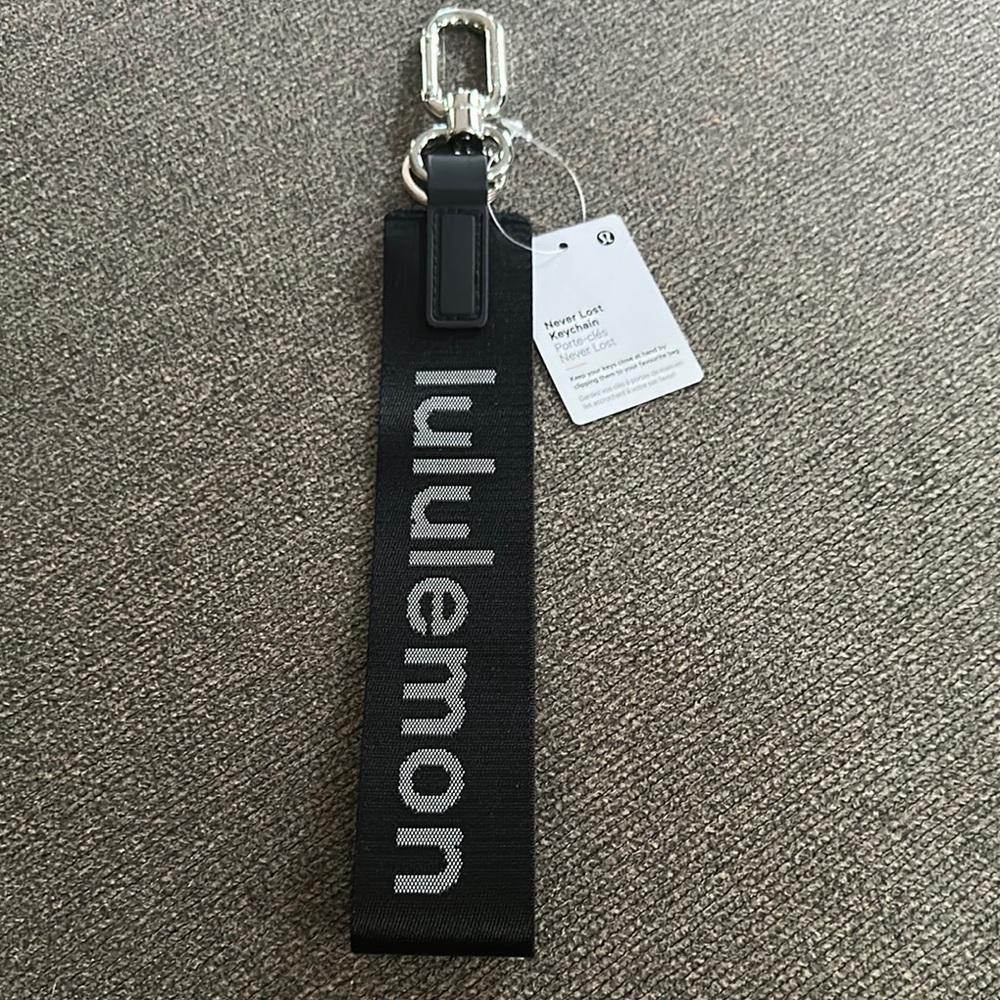 Lululemon 🍋❤️🍋 Black & Grey Never Lost Keychain~NWT